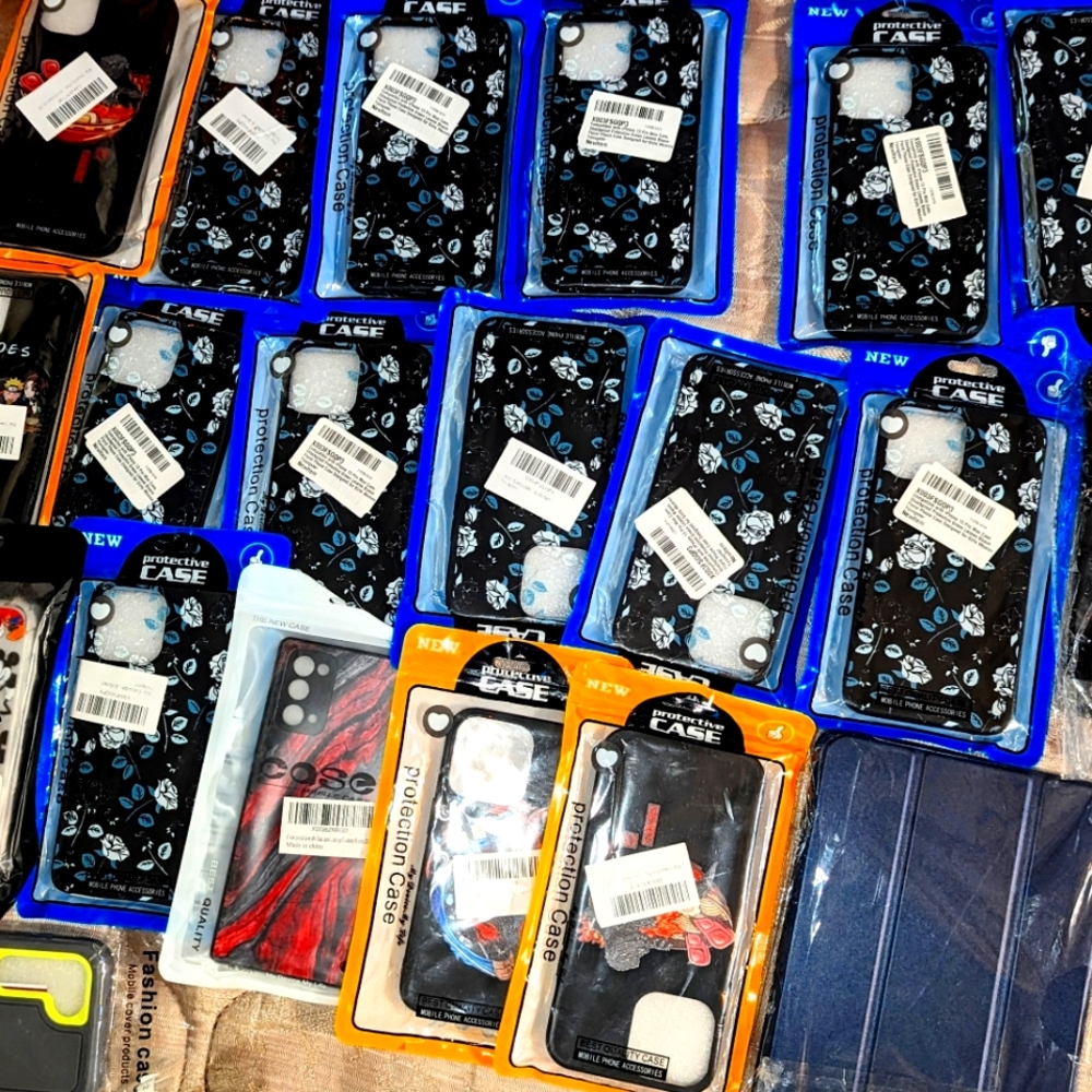 Lot/20 brand new phone cases. Assorted 17 iphone cases 2 Samsung + a ipad case